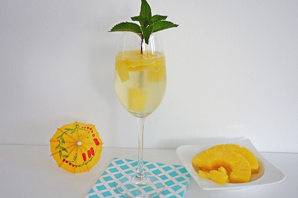 Sekt mit Ananas