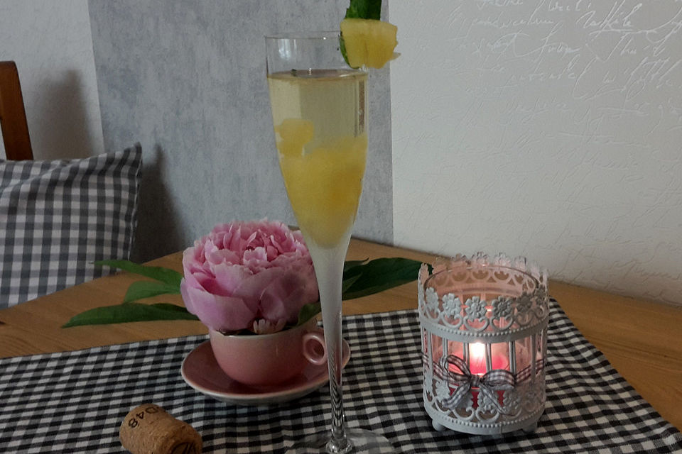 Sekt mit Ananas