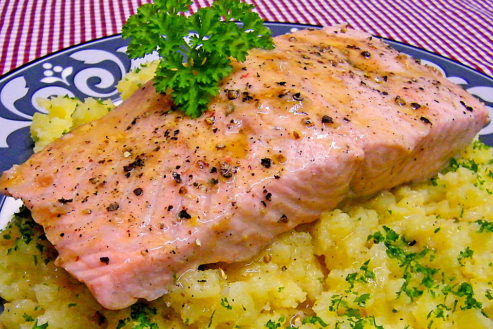 Gedünsteter Lachs mit Kartoffelstampf