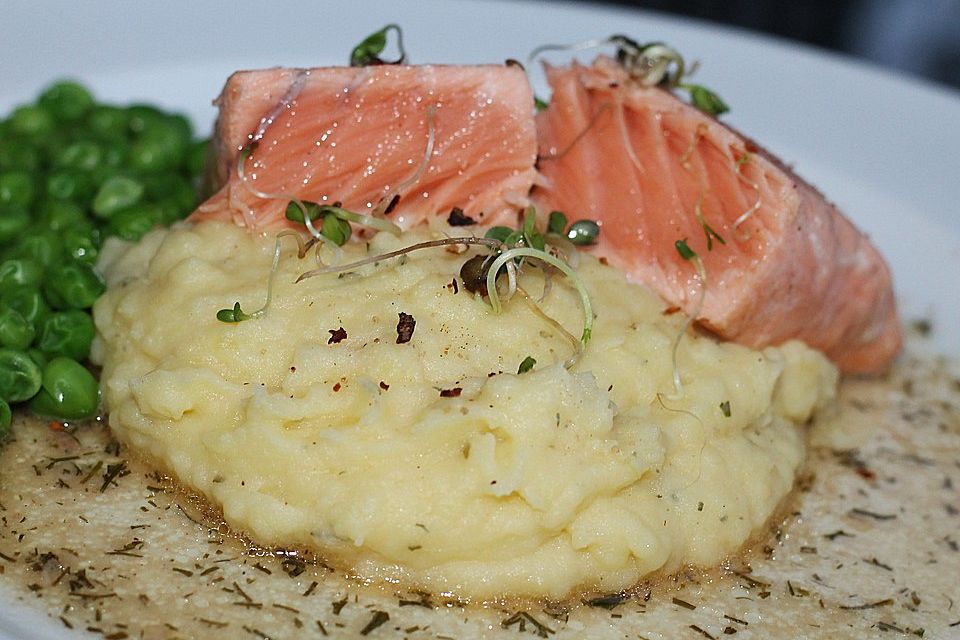 Gedünsteter Lachs mit Kartoffelstampf