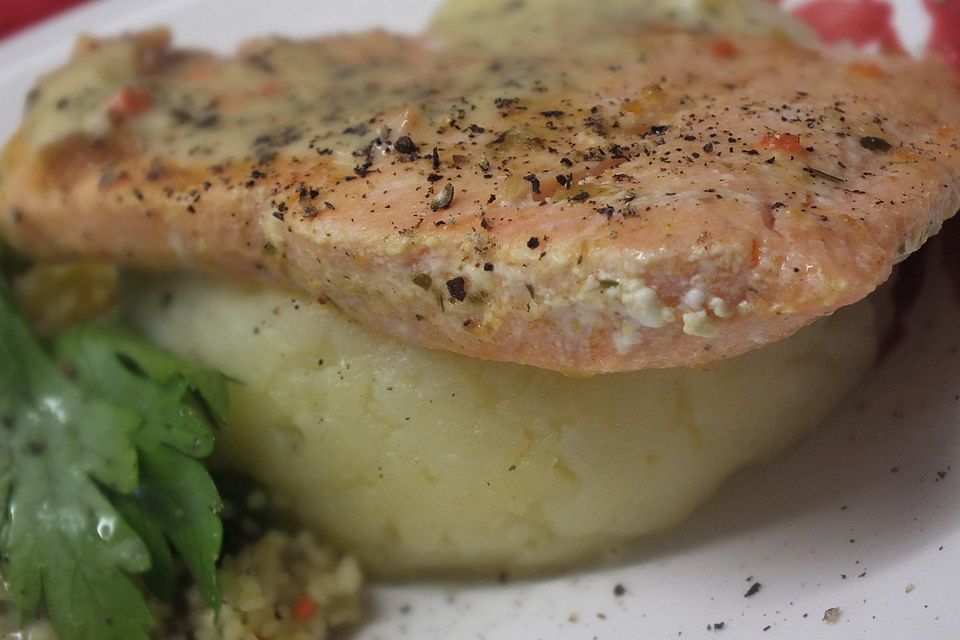 Gedünsteter Lachs mit Kartoffelstampf