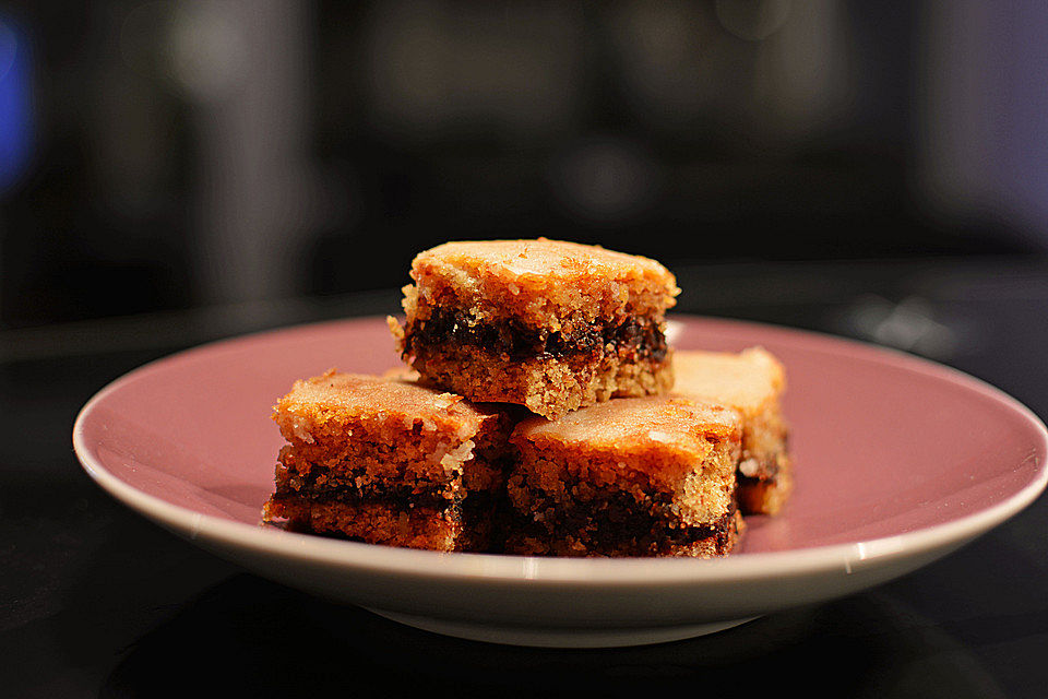 Lebkuchenwürfel mit Nussfüllung