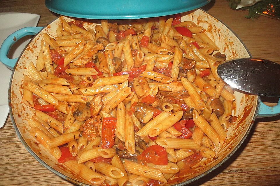 Paprika-Nudelpfanne mit Putengeschnetzeltem