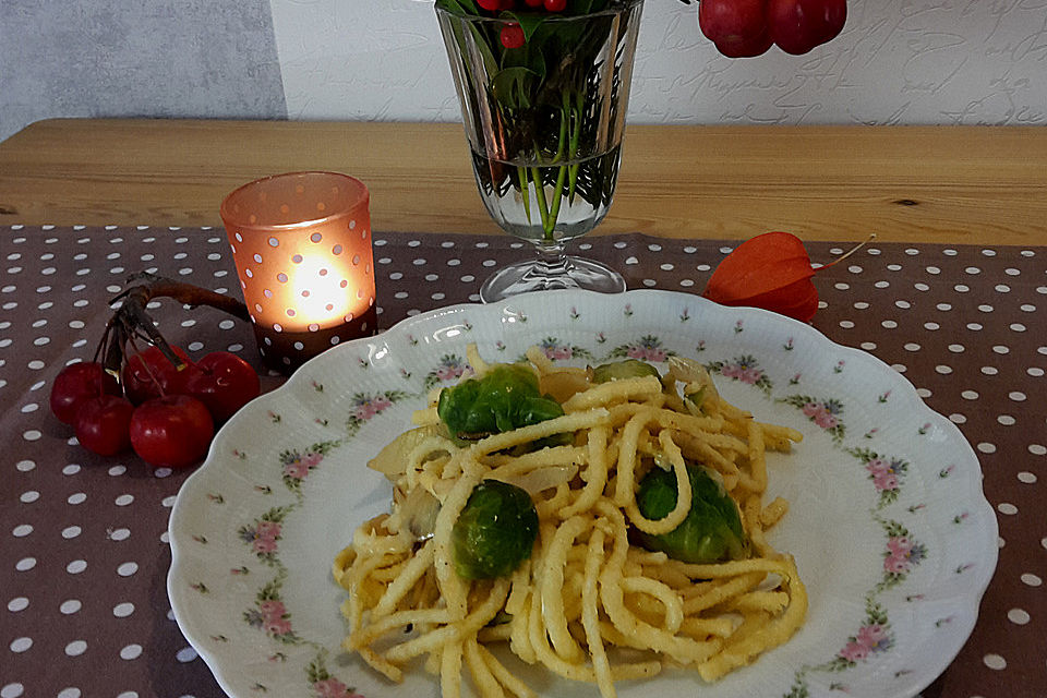 Käse-Spätzle mit Rosenkohl