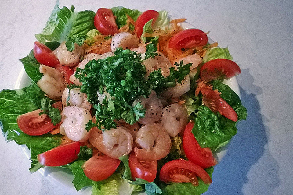 Gebratene Garnelen auf Salatbett