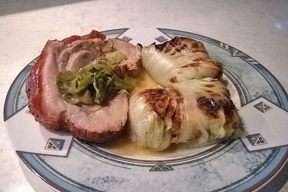 Spanferkelrollbraten mit Kohlrouladen