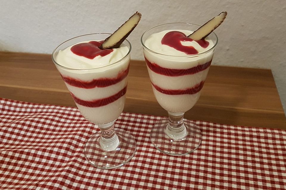 Himbeer-Marzipan-Becher