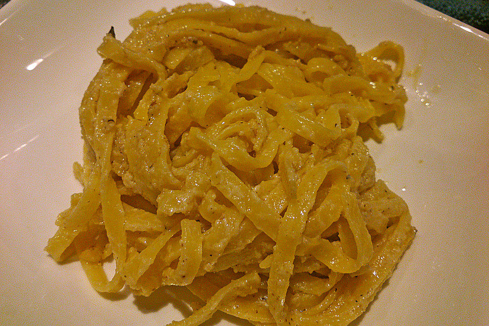 Fettucine mit italienischem Walnusspesto