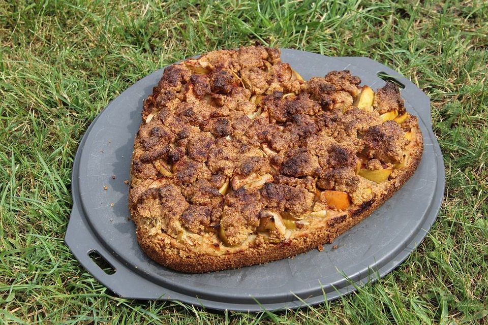 Veganer Apfel-Walnuss Streuselkuchen