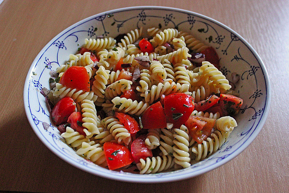 Nudeln in Tomatensalat