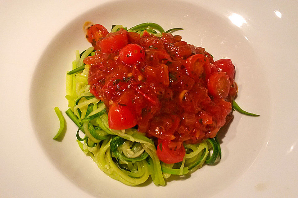 Zucchinipasta mit Tomatensugo