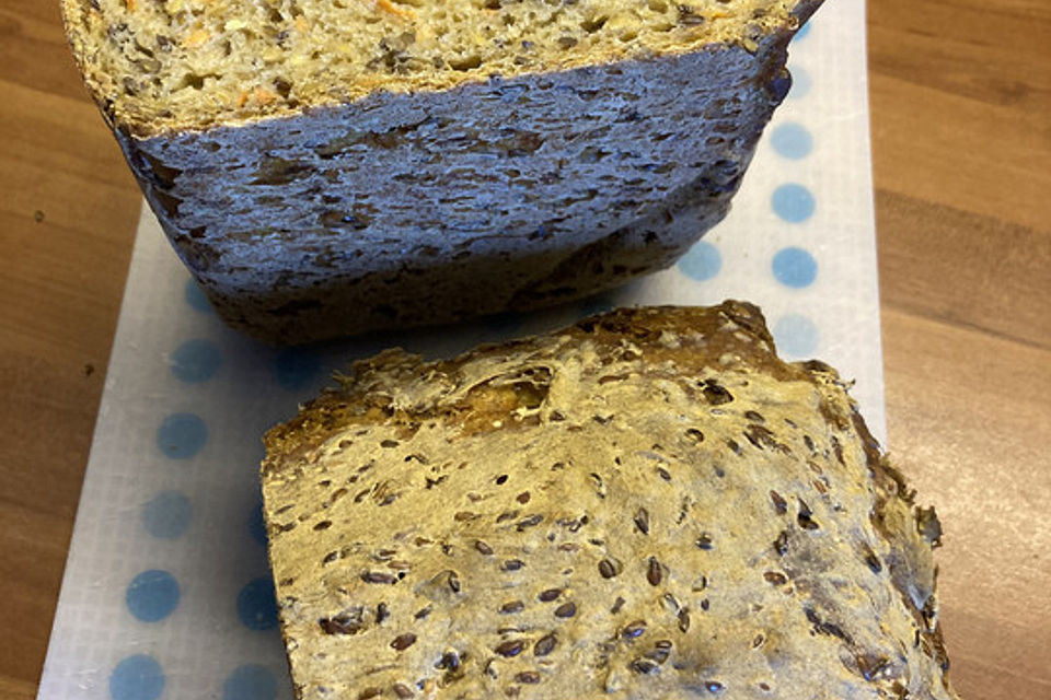 Saftiges Leinsam-Möhren-Vollkornbrot