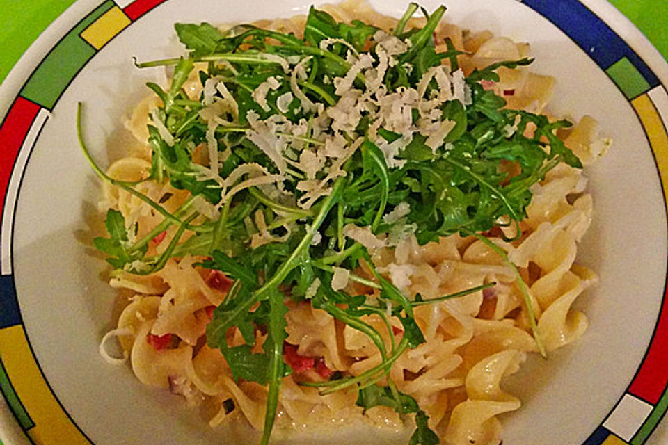 Scharfe Schinkennudeln mit Rucola