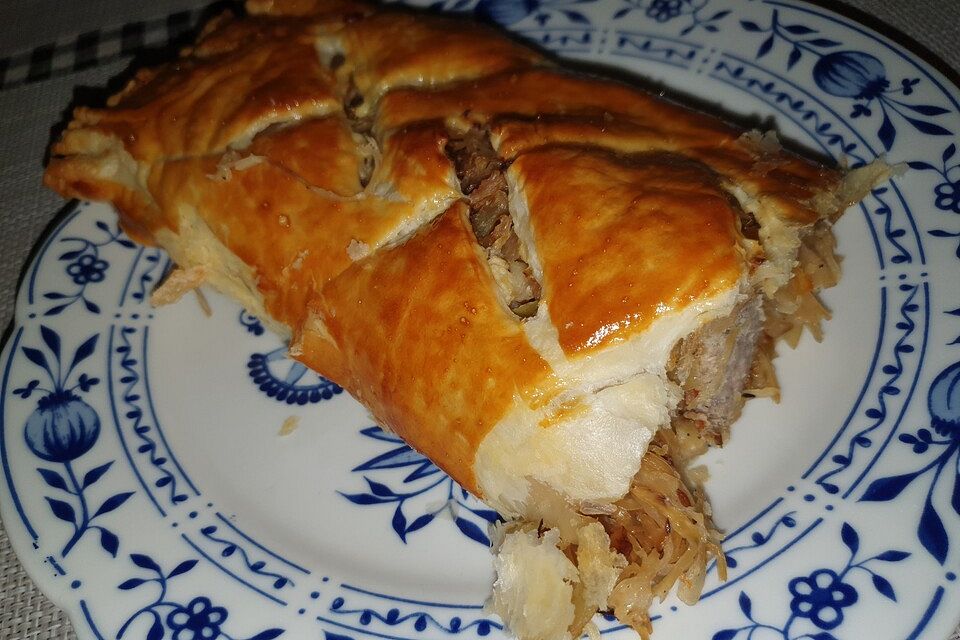 Sauerkrautstrudel gefüllt mit Rostbratwürstchen