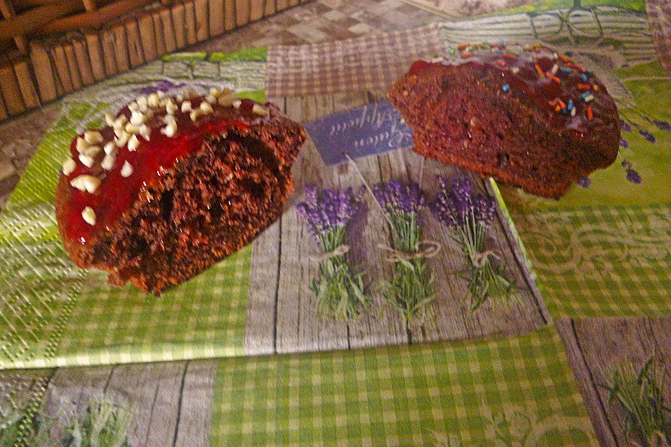 Schokoladige Muffins mit Erdbeerkonfitüre