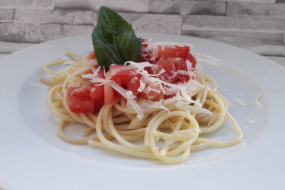 Spaghetti mit Tomatensalat, lauwarm