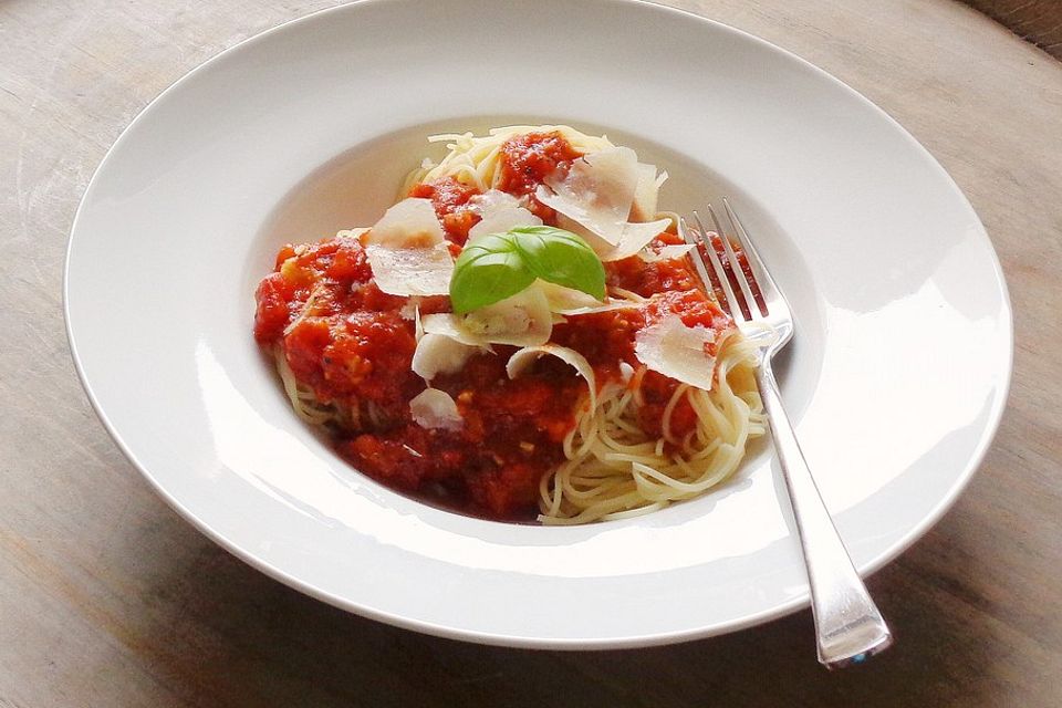 Nudeln mit Tomatensoße