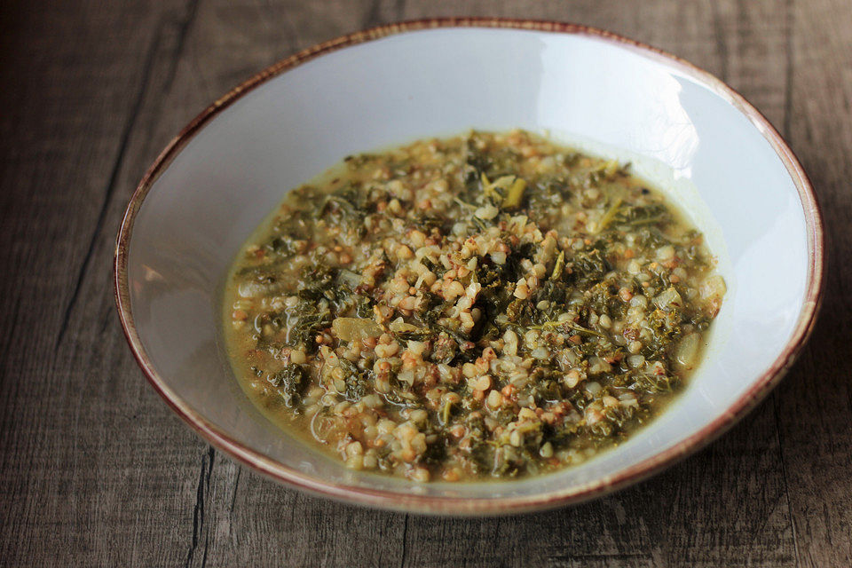 Vegane Grünkohlsuppe mit Buchweizen