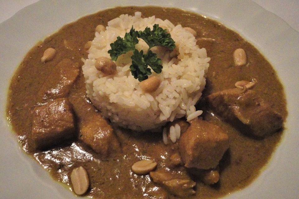 Asiatisches Curryhuhn in Erdnusssauce