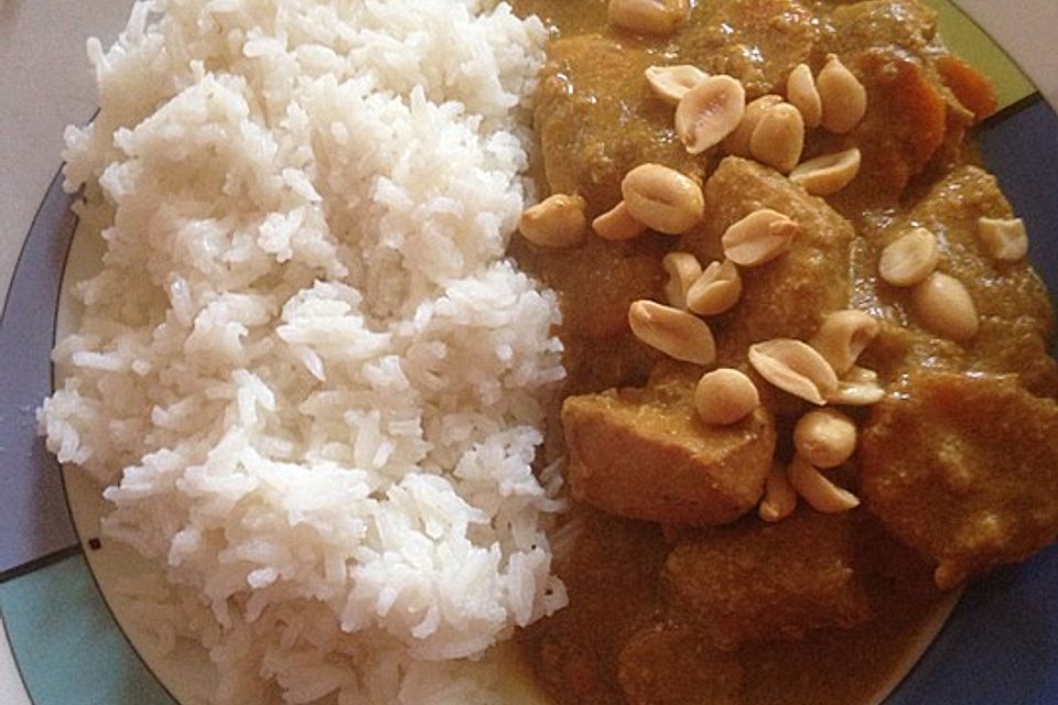 Asiatisches Curryhuhn in Erdnusssauce