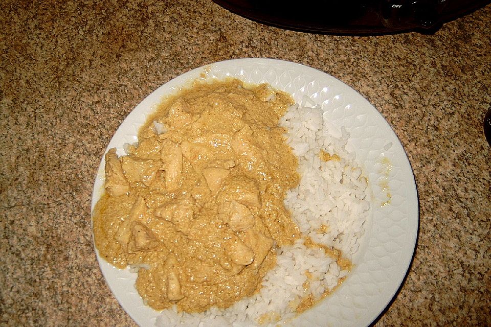 Asiatisches Curryhuhn in Erdnusssauce