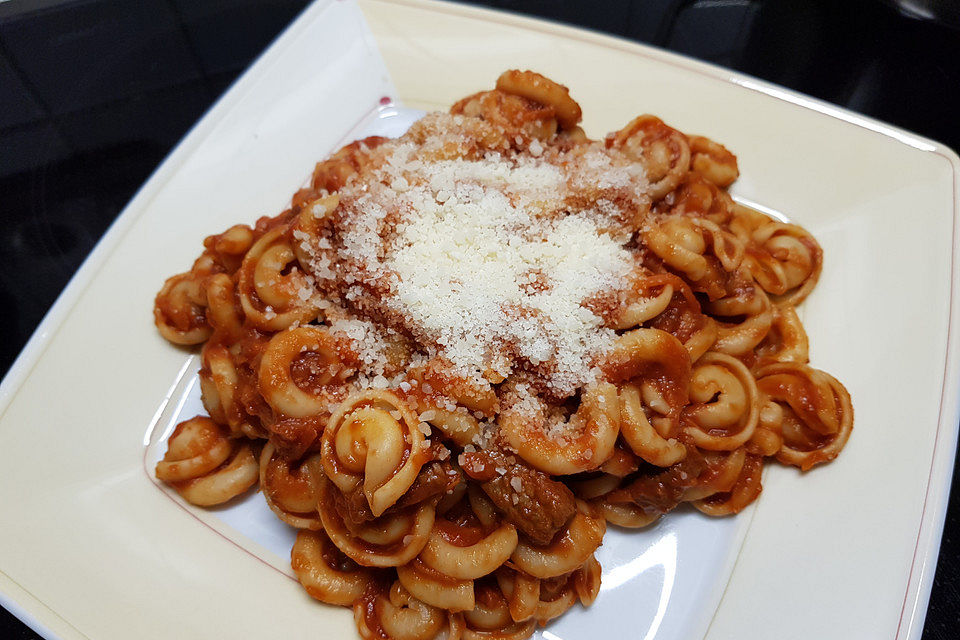 Pasta mit Rindfleisch-Tomatensauce