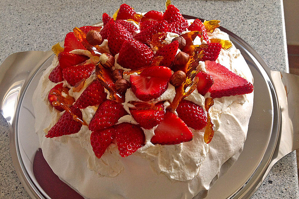 Erdbeerpavlova mit Himbeere-Sahnecreme