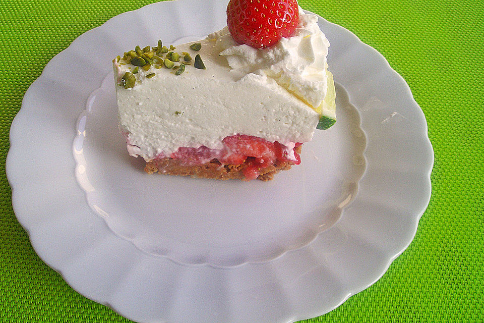 Kleine Erdbeer-Amarettini Torte