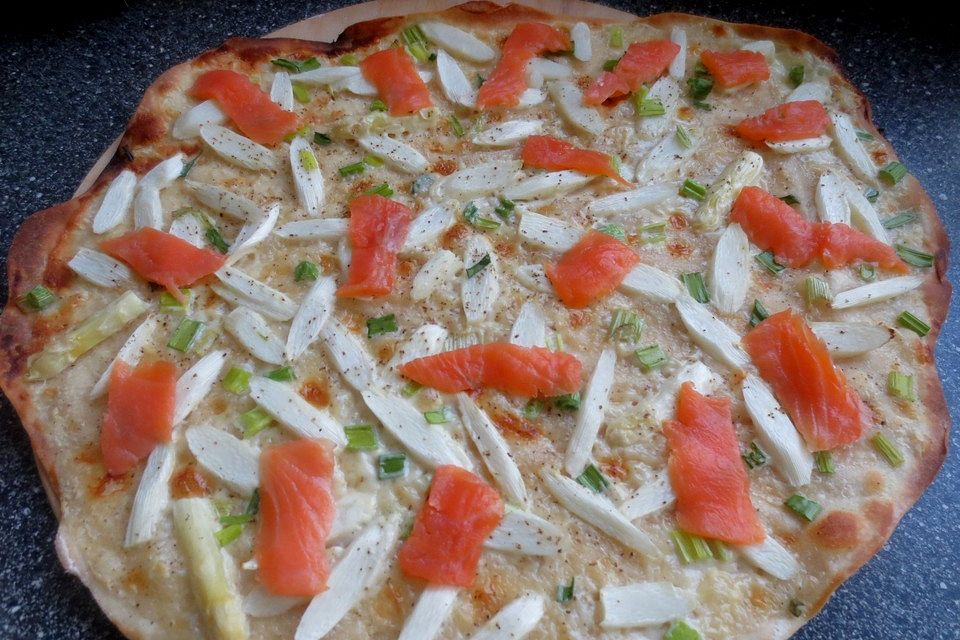 Spargel-Flammkuchen mit Räucherlachs