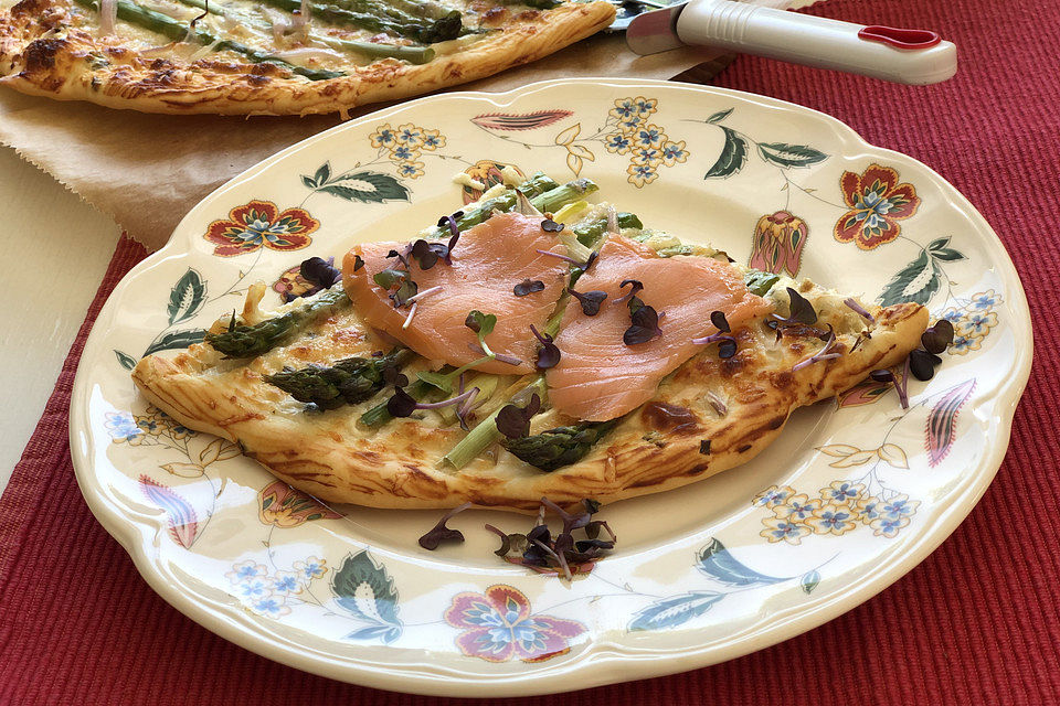 Spargel-Flammkuchen mit Räucherlachs