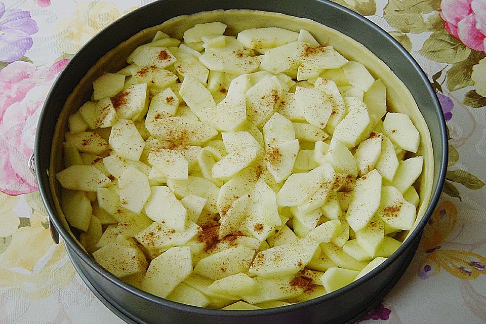 Apfelkuchen mit Zimt - Sahnehaube