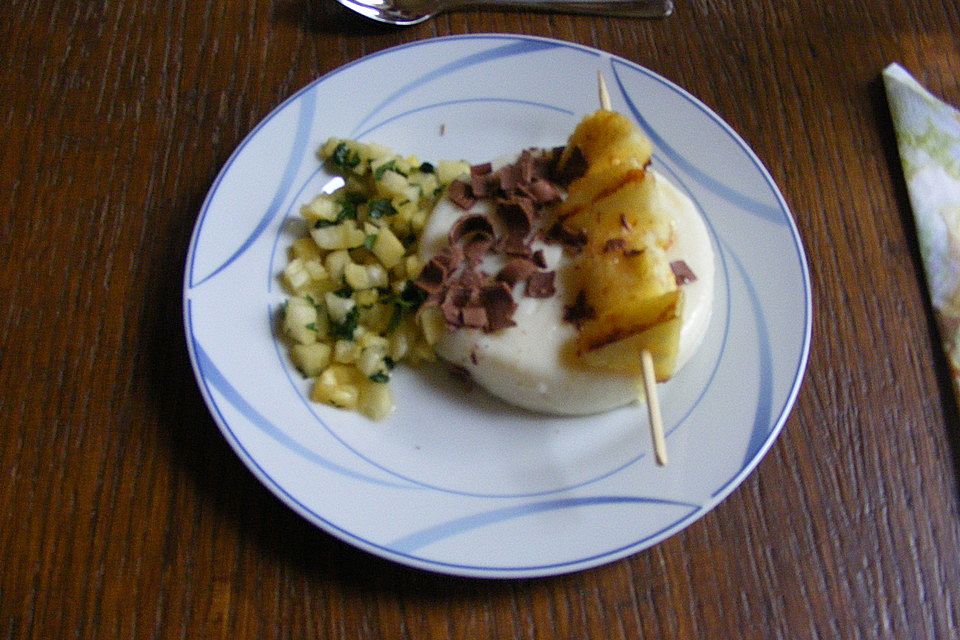 Kokospudding mit Ananasspießen