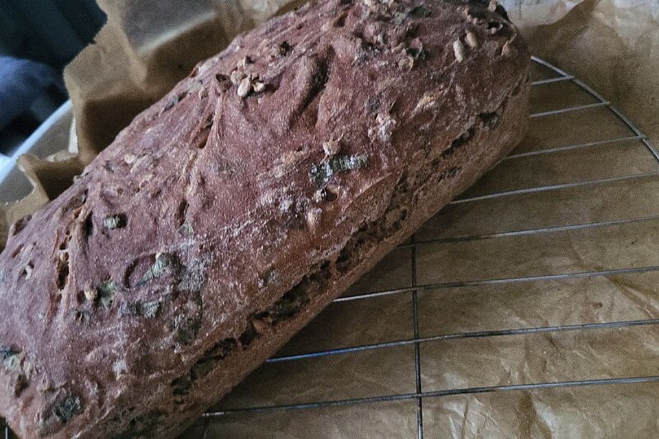 Dinkel-Bärlauchbrot mit Sonnenblumenkernen