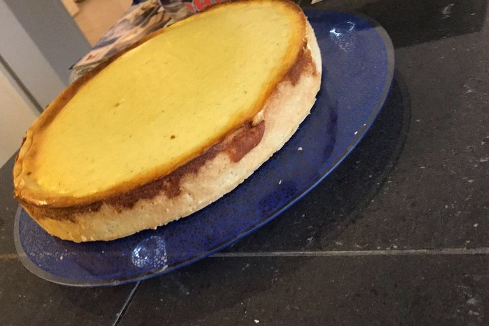 Käsekuchen mit Mürbeteigboden