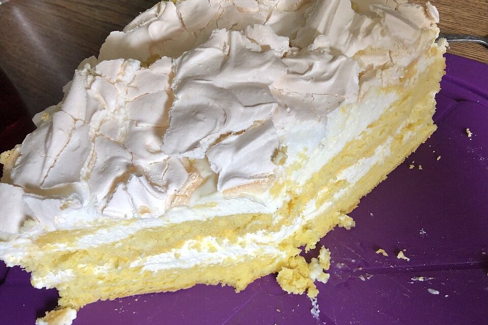 Zitronencreme-Torte mit Baiserhaube