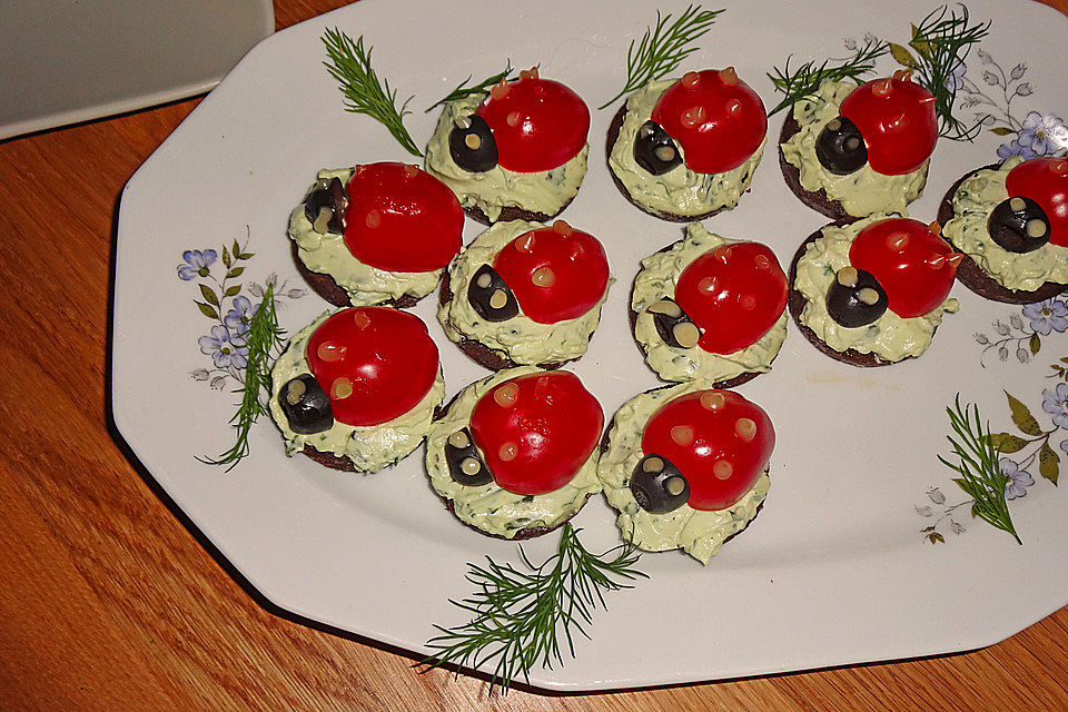 Marienkäfer auf Basilikum-Creme