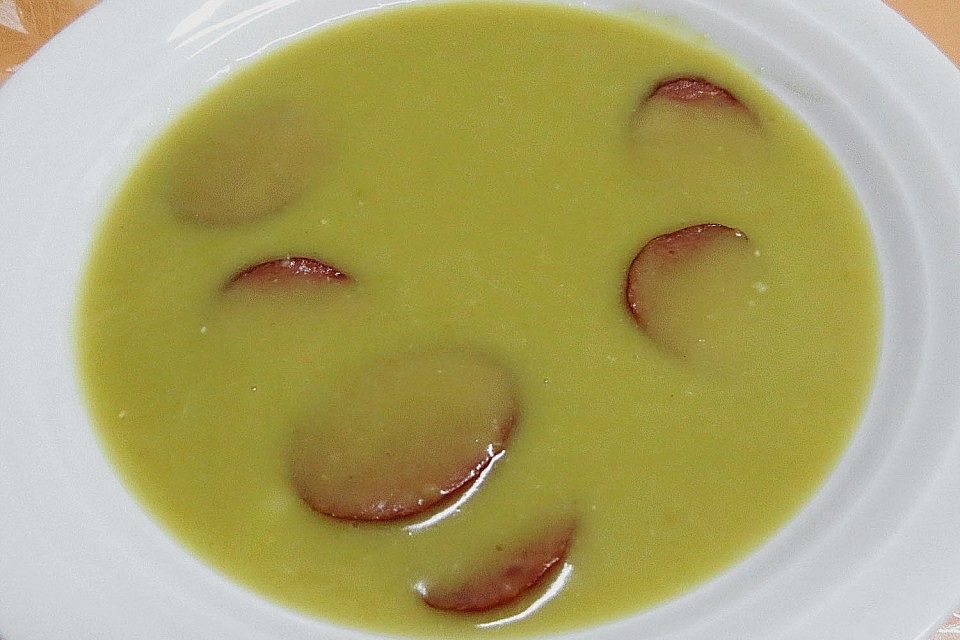 Erbsensuppe mit Würstchen