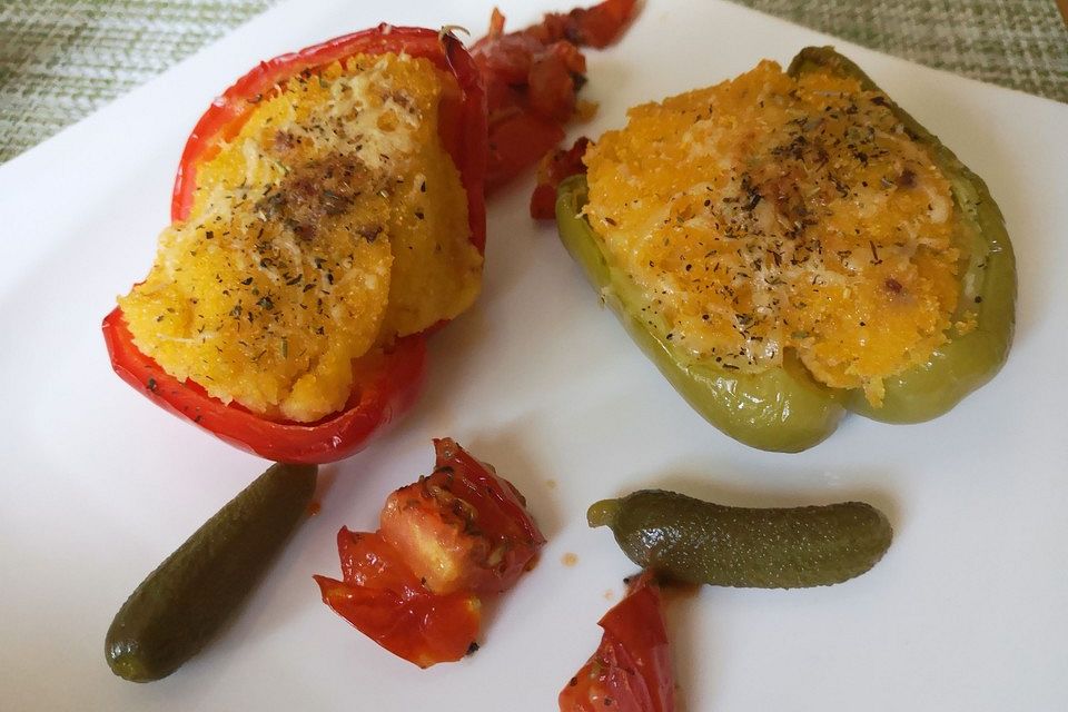 Paprikaschoten mit Maisgrieß  (Polenta) gefüllt