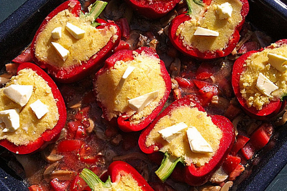 Paprikaschoten mit Maisgrieß  (Polenta) gefüllt