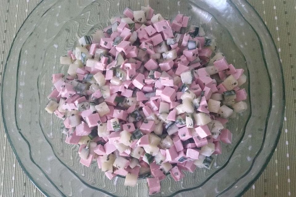 Fleischkäse-Gurkensalat