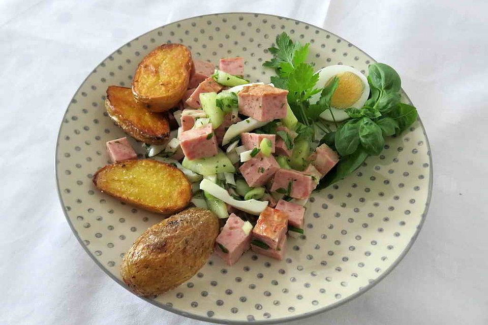 Fleischkäse-Gurkensalat