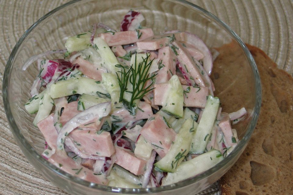 Fleischkäse-Gurkensalat