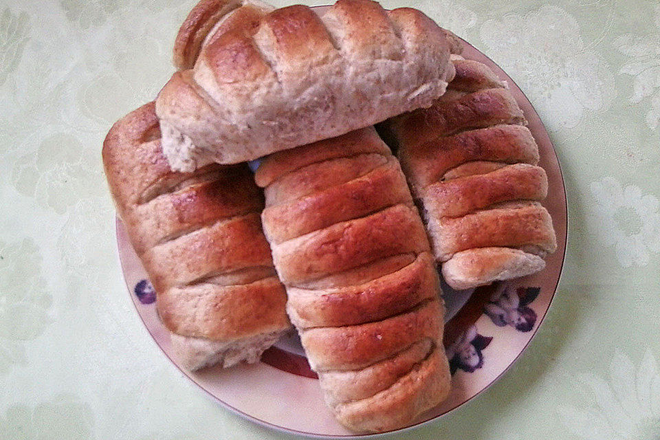 Hefebrötchen mit Puddingfüllung