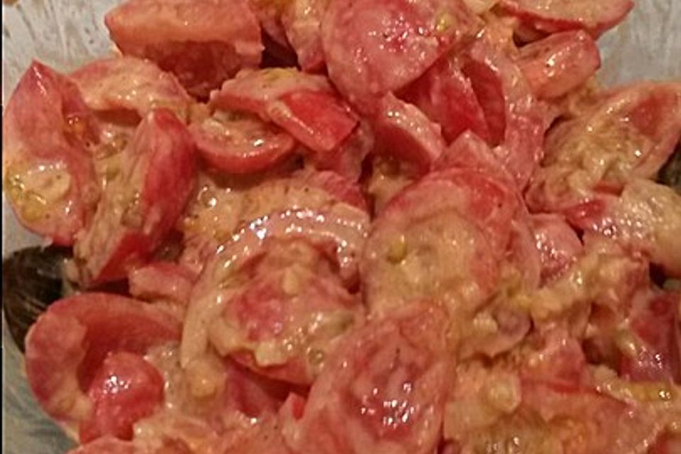 Tomatensalat mit Erdnuss-Sauce