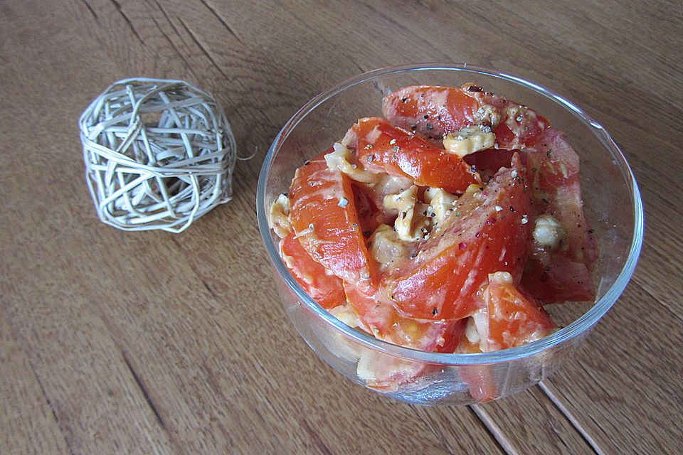 Tomatensalat mit Erdnuss-Sauce