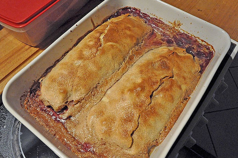 Heißer Heidelbeerstrudel mit Rahm