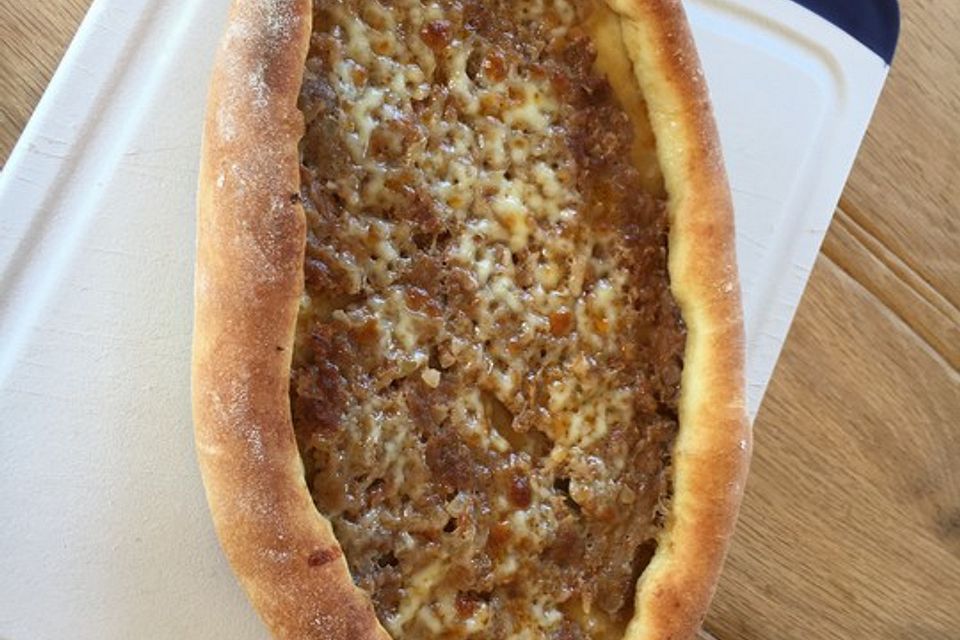 Hackfleisch-Schiffchen - Kıymalı Pide