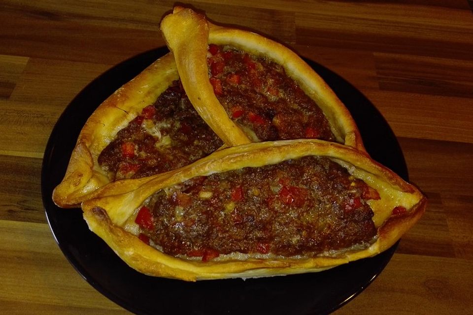 Hackfleisch-Schiffchen - Kıymalı Pide