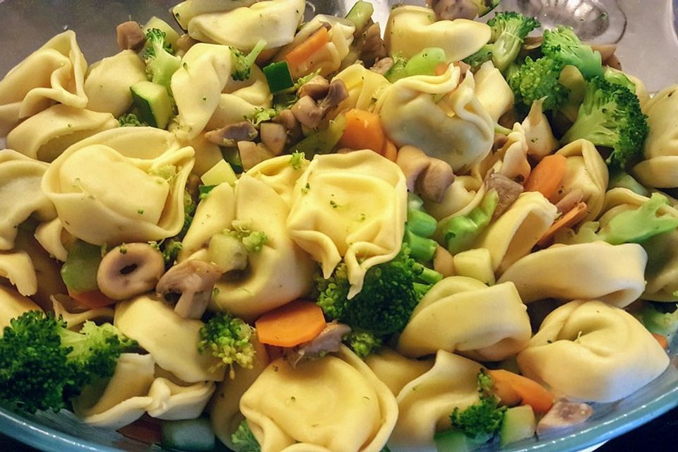 Vegetarischer Tortellini-Auflauf