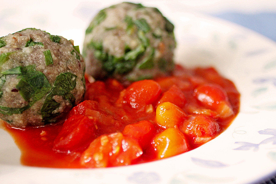 Bärlauch-Knödel mit Tomatensauce